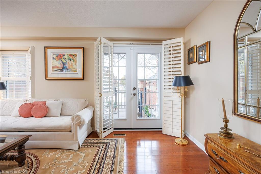 30-1415 Hazelton Boulevard, Burlington, ON - Indoor Photo Showing Living Room
