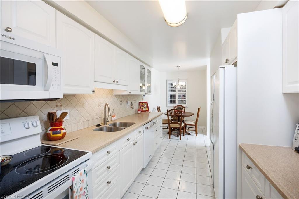 30-1415 Hazelton Boulevard, Burlington, ON - Indoor Photo Showing Kitchen With Double Sink