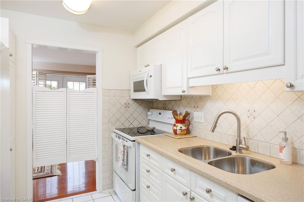 30-1415 Hazelton Boulevard, Burlington, ON - Indoor Photo Showing Kitchen With Double Sink