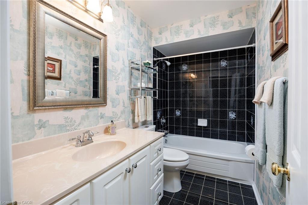 30-1415 Hazelton Boulevard, Burlington, ON - Indoor Photo Showing Bathroom