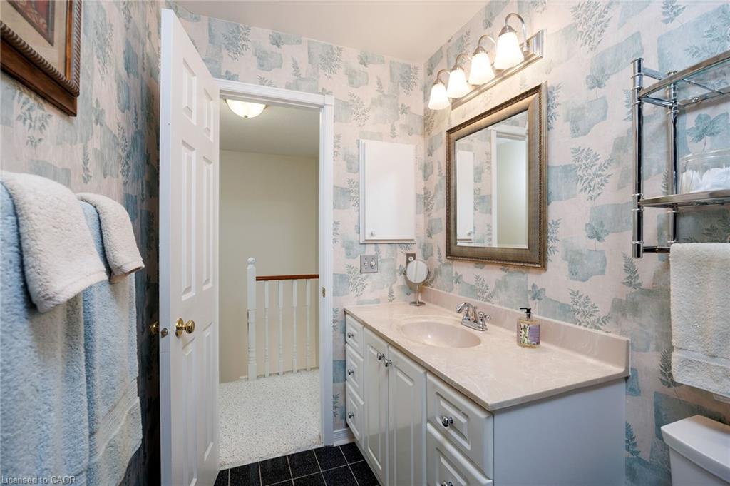 30-1415 Hazelton Boulevard, Burlington, ON - Indoor Photo Showing Bathroom