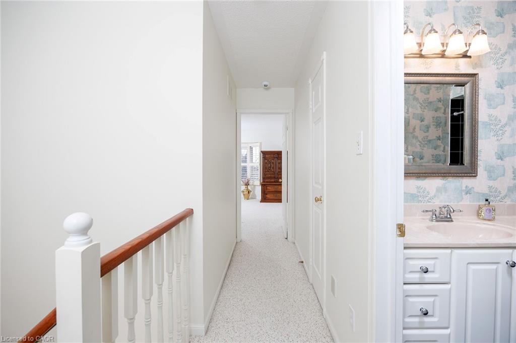 30-1415 Hazelton Boulevard, Burlington, ON - Indoor Photo Showing Other Room