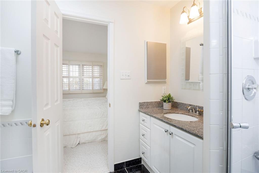 30-1415 Hazelton Boulevard, Burlington, ON - Indoor Photo Showing Bathroom
