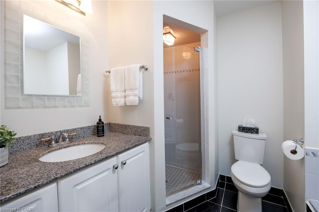 30-1415 Hazelton Boulevard, Burlington, ON - Indoor Photo Showing Bathroom