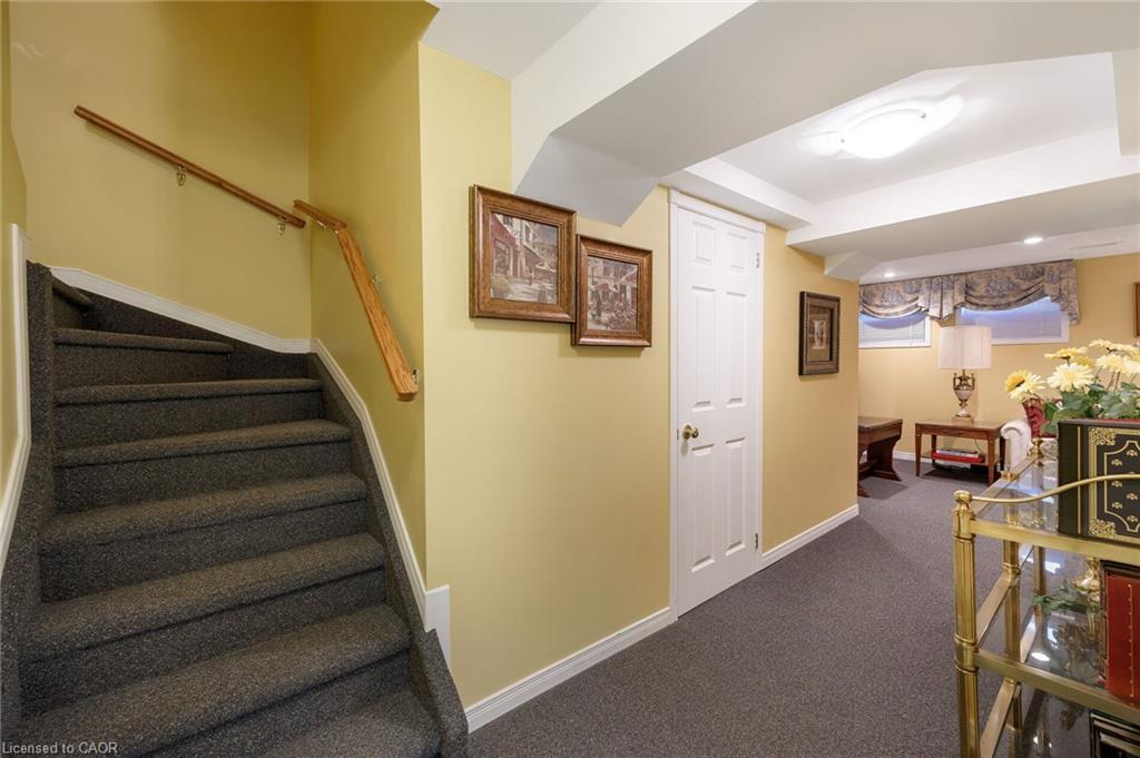30-1415 Hazelton Boulevard, Burlington, ON - Indoor Photo Showing Other Room
