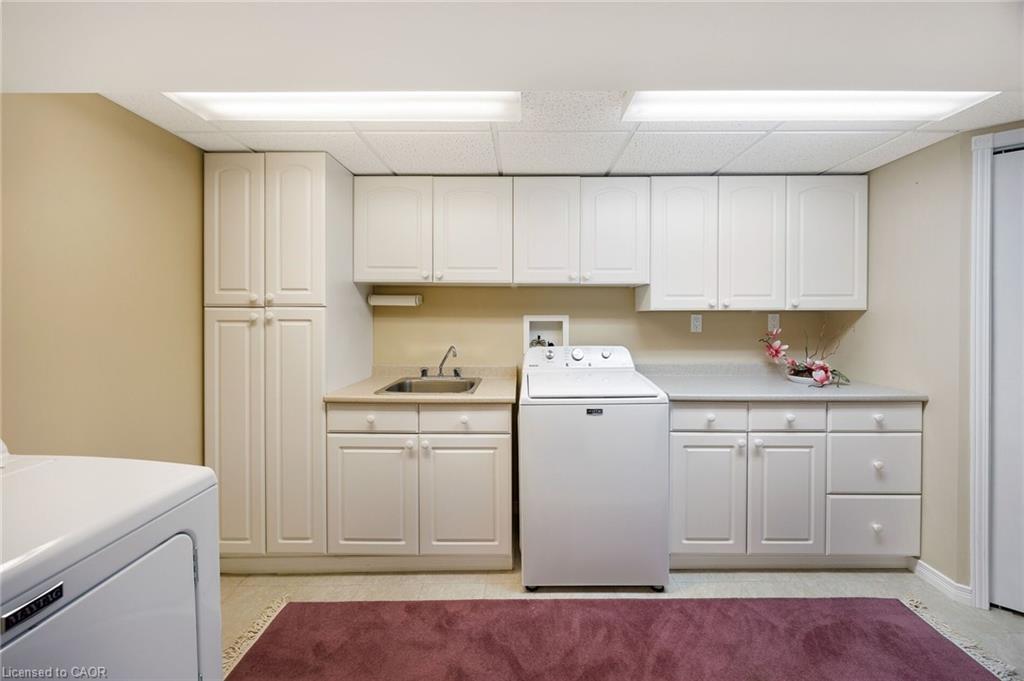 30-1415 Hazelton Boulevard, Burlington, ON - Indoor Photo Showing Laundry Room