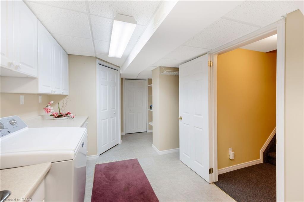 30-1415 Hazelton Boulevard, Burlington, ON - Indoor Photo Showing Laundry Room