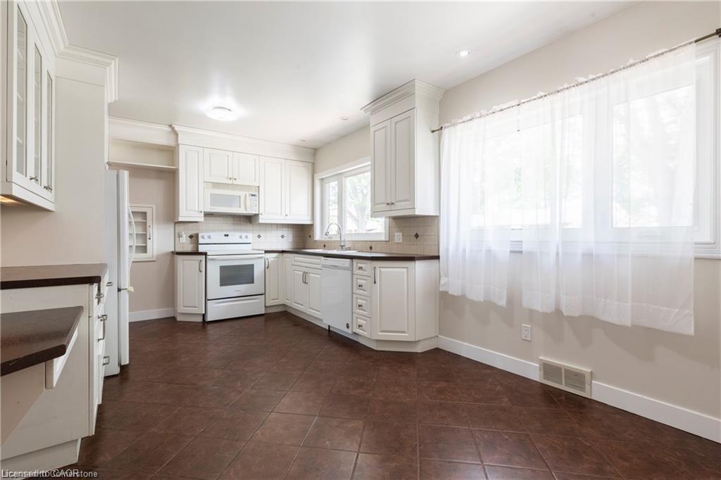 18 Masterson Drive, St. Catharines, ON - Indoor Photo Showing Kitchen