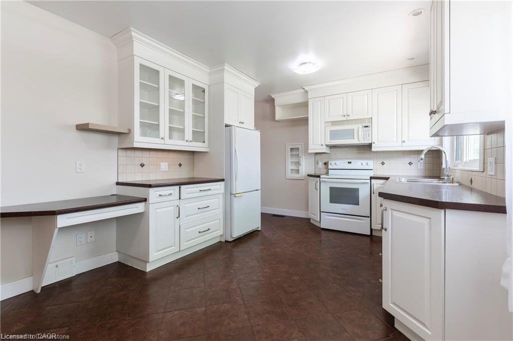 18 Masterson Drive, St. Catharines, ON - Indoor Photo Showing Kitchen