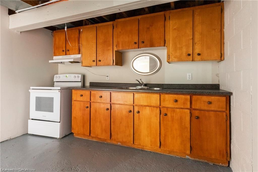 18 Masterson Drive, St. Catharines, ON - Indoor Photo Showing Kitchen