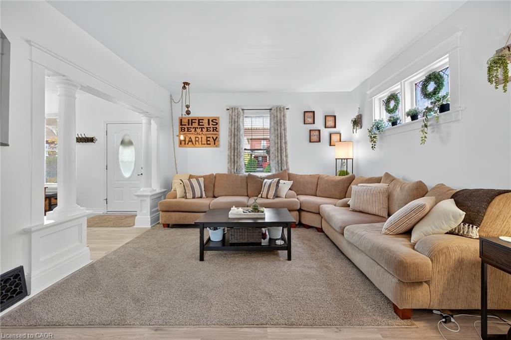 22 Griffith Street, Welland, ON - Indoor Photo Showing Living Room
