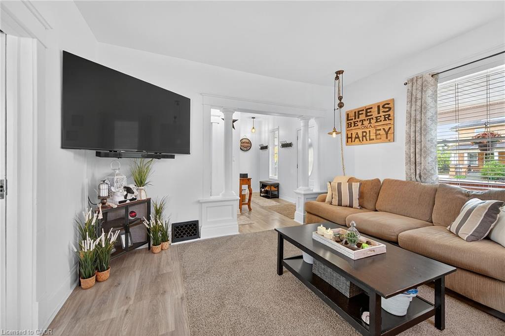 22 Griffith Street, Welland, ON - Indoor Photo Showing Living Room