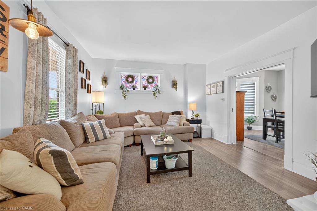 22 Griffith Street, Welland, ON - Indoor Photo Showing Living Room