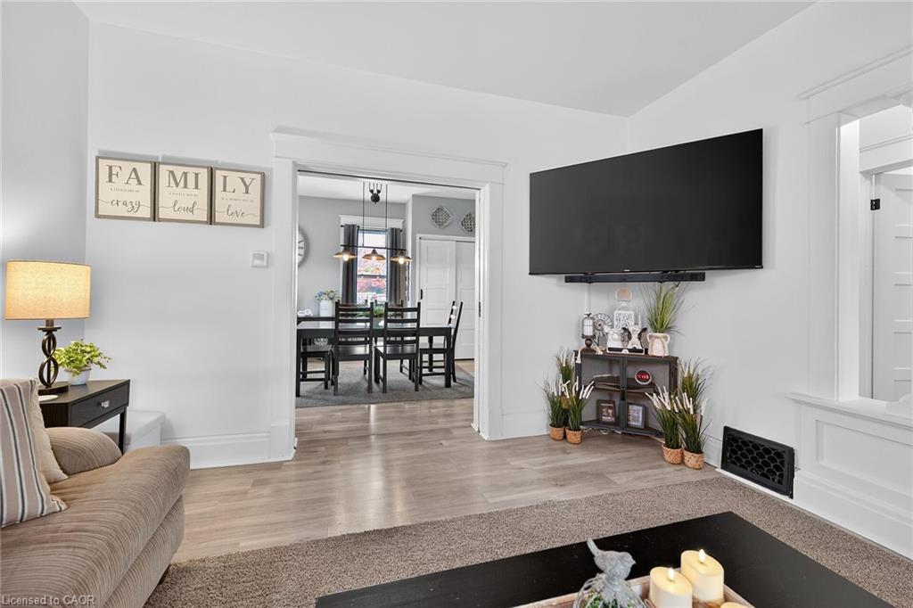 22 Griffith Street, Welland, ON - Indoor Photo Showing Living Room