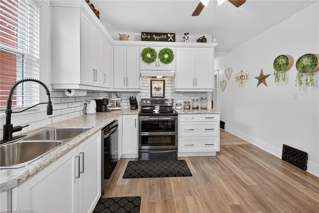 22 Griffith Street, Welland, ON - Indoor Photo Showing Kitchen With Double Sink With Upgraded Kitchen