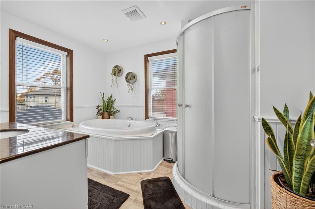 22 Griffith Street, Welland, ON - Indoor Photo Showing Bathroom