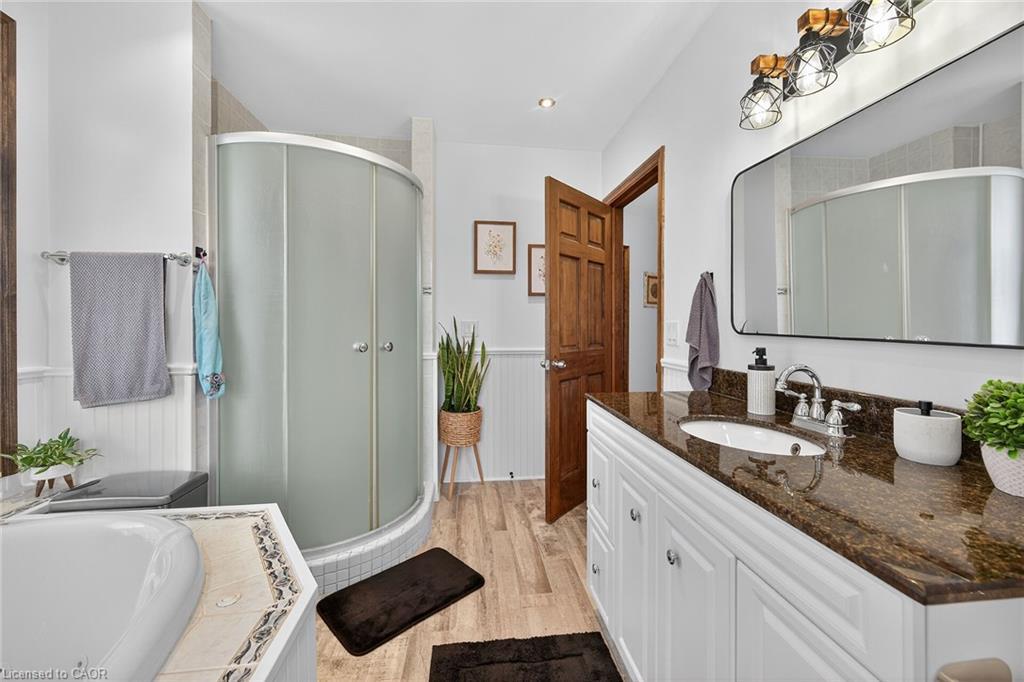 22 Griffith Street, Welland, ON - Indoor Photo Showing Bathroom