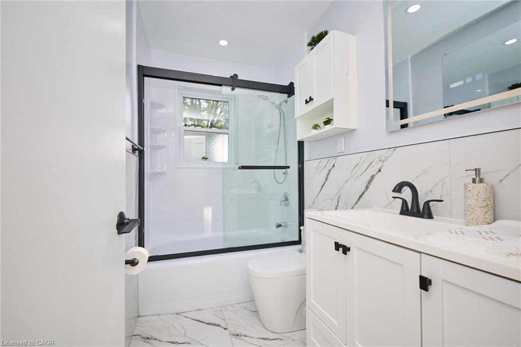 2214 Prospect Street, Burlington, ON - Indoor Photo Showing Bathroom