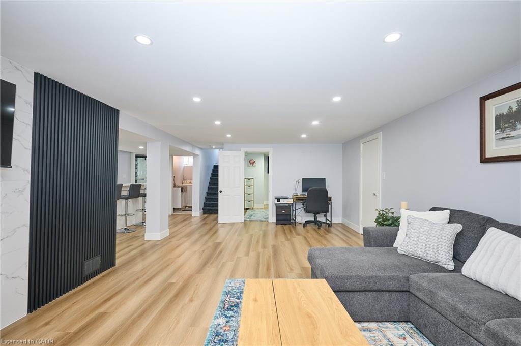 2214 Prospect Street, Burlington, ON - Indoor Photo Showing Living Room