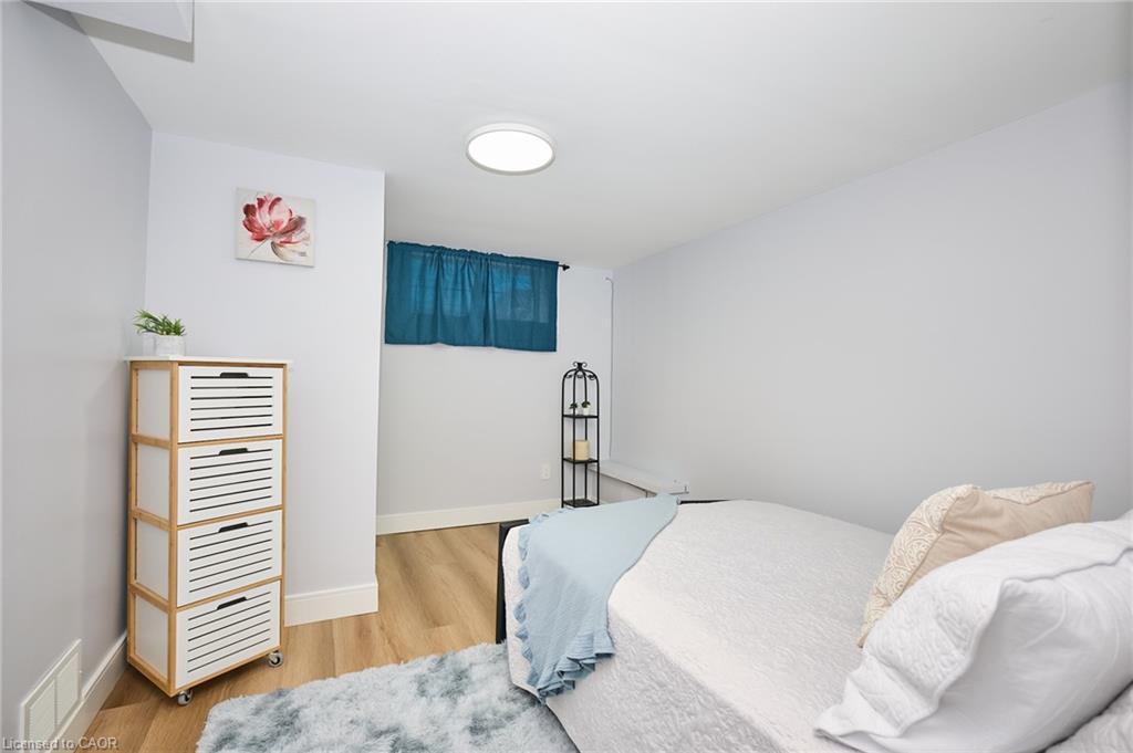 2214 Prospect Street, Burlington, ON - Indoor Photo Showing Bedroom