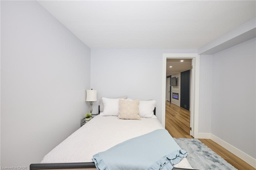 2214 Prospect Street, Burlington, ON - Indoor Photo Showing Bedroom