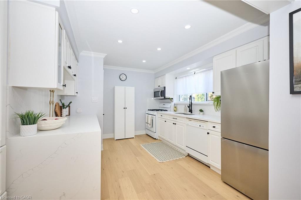 2214 Prospect Street, Burlington, ON - Indoor Photo Showing Kitchen