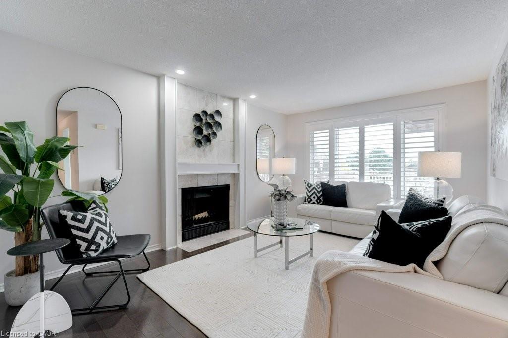 4-1509 Upper Middle Road, Burlington, ON - Indoor Photo Showing Living Room With Fireplace