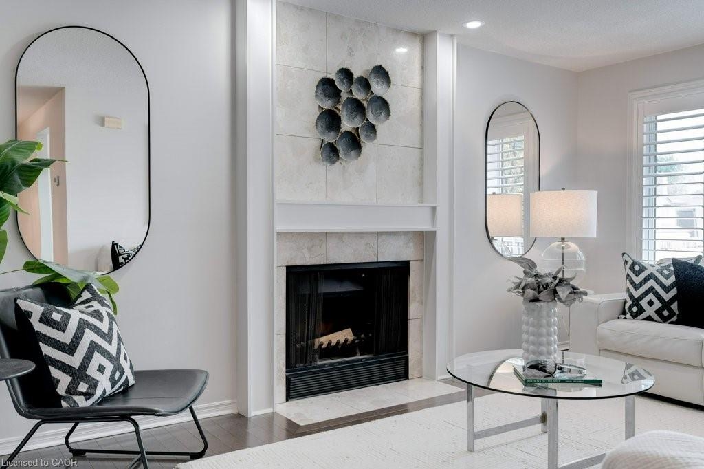 4-1509 Upper Middle Road, Burlington, ON - Indoor Photo Showing Living Room With Fireplace