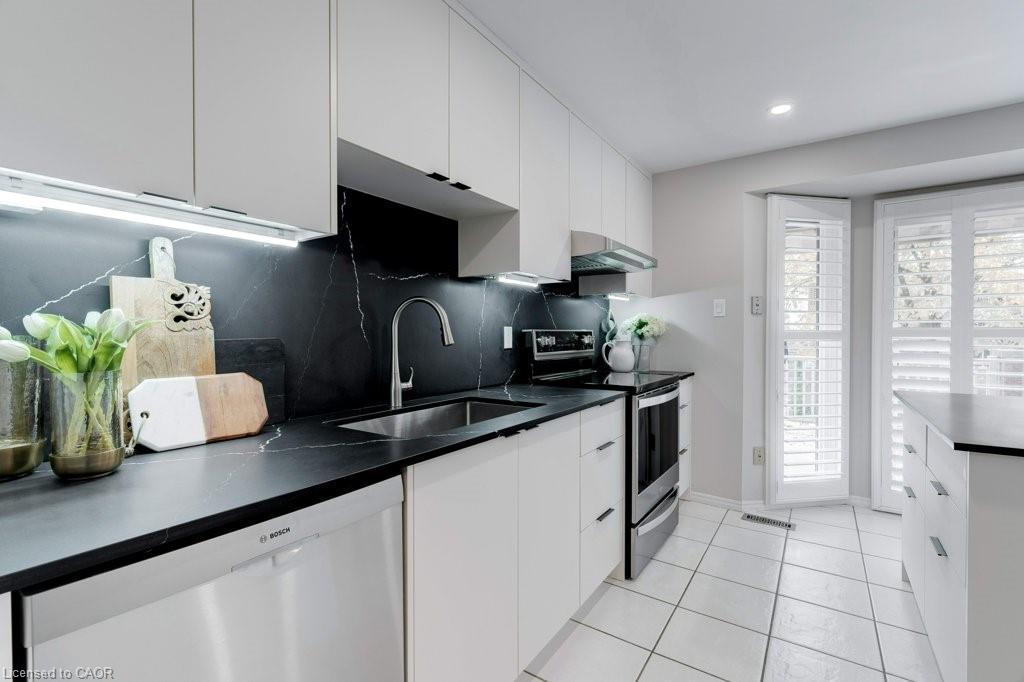4-1509 Upper Middle Road, Burlington, ON - Indoor Photo Showing Kitchen