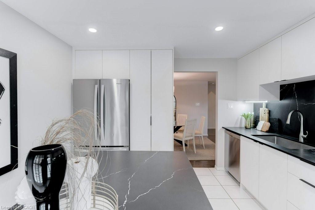 4-1509 Upper Middle Road, Burlington, ON - Indoor Photo Showing Kitchen With Stainless Steel Kitchen