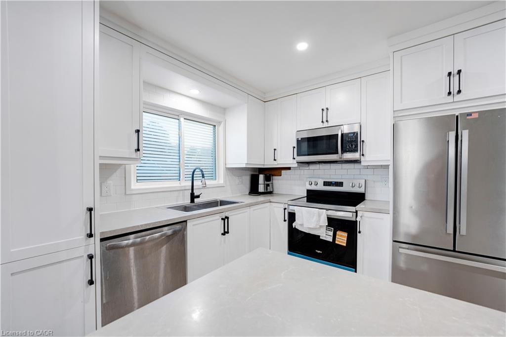 7250 Maywood Street, Niagara Falls, ON - Indoor Photo Showing Kitchen