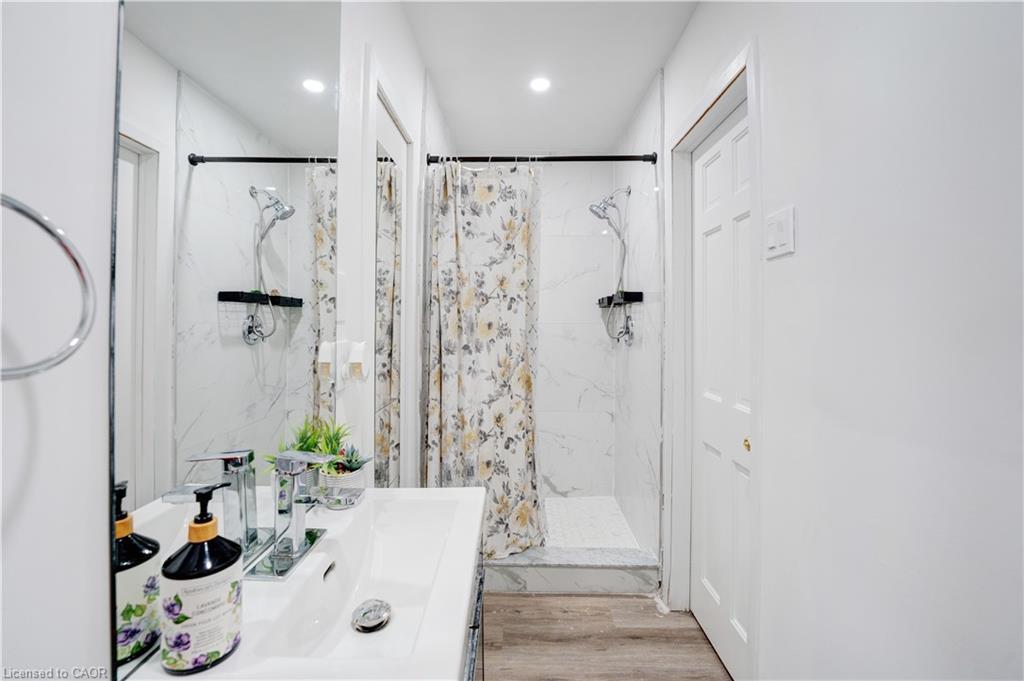 7250 Maywood Street, Niagara Falls, ON - Indoor Photo Showing Bathroom