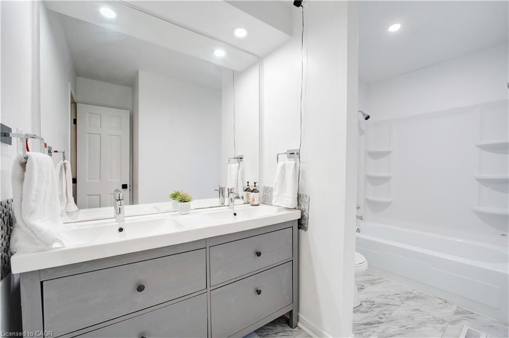 7250 Maywood Street, Niagara Falls, ON - Indoor Photo Showing Bathroom