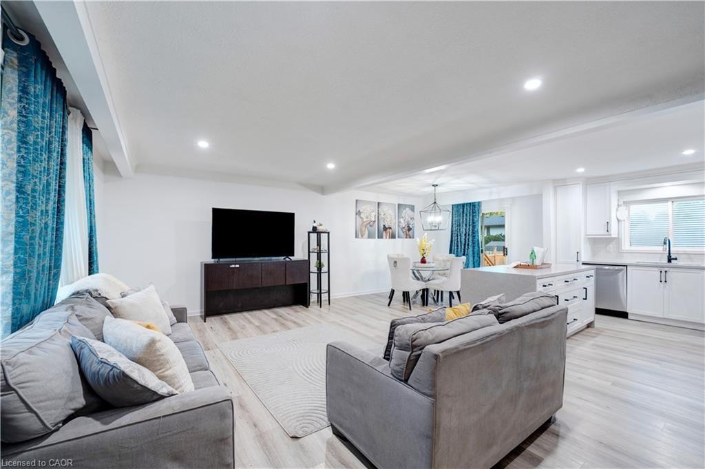7250 Maywood Street, Niagara Falls, ON - Indoor Photo Showing Living Room