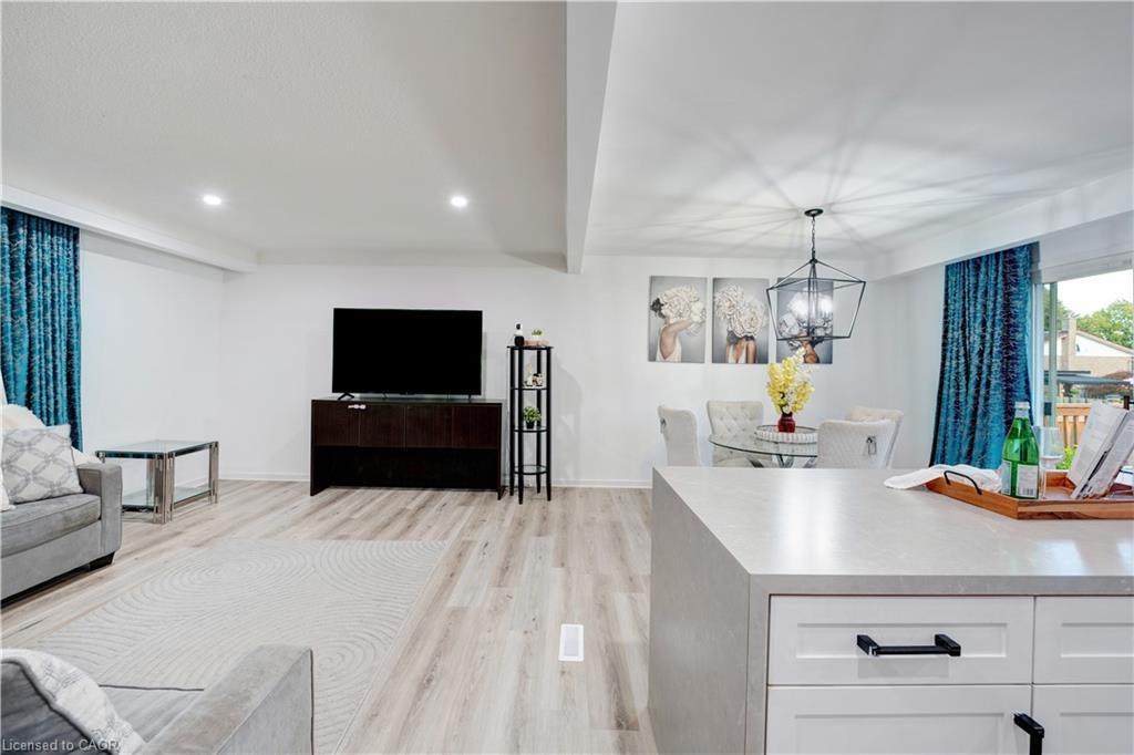7250 Maywood Street, Niagara Falls, ON - Indoor Photo Showing Living Room