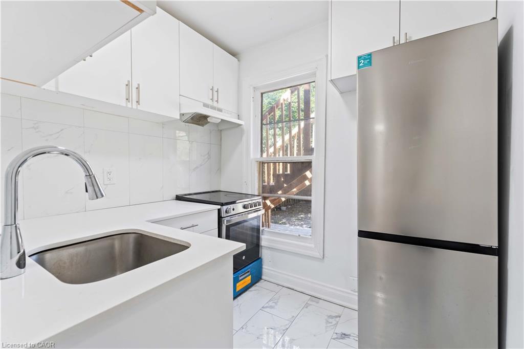 2-110 Myrtle Avenue, Hamilton, ON - Indoor Photo Showing Kitchen