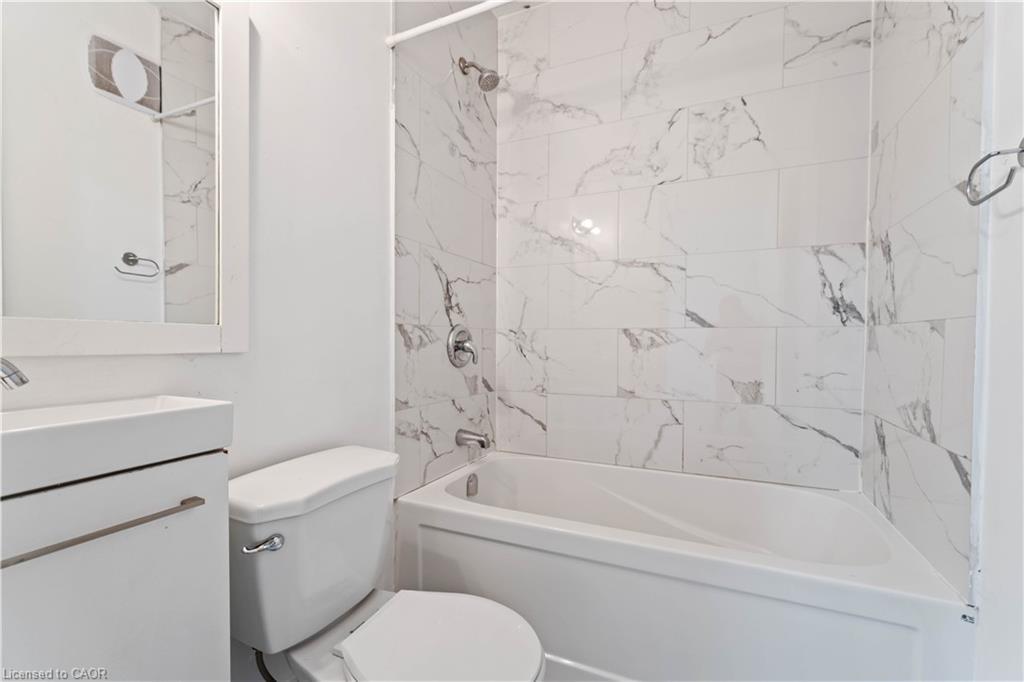 2-110 Myrtle Avenue, Hamilton, ON - Indoor Photo Showing Bathroom
