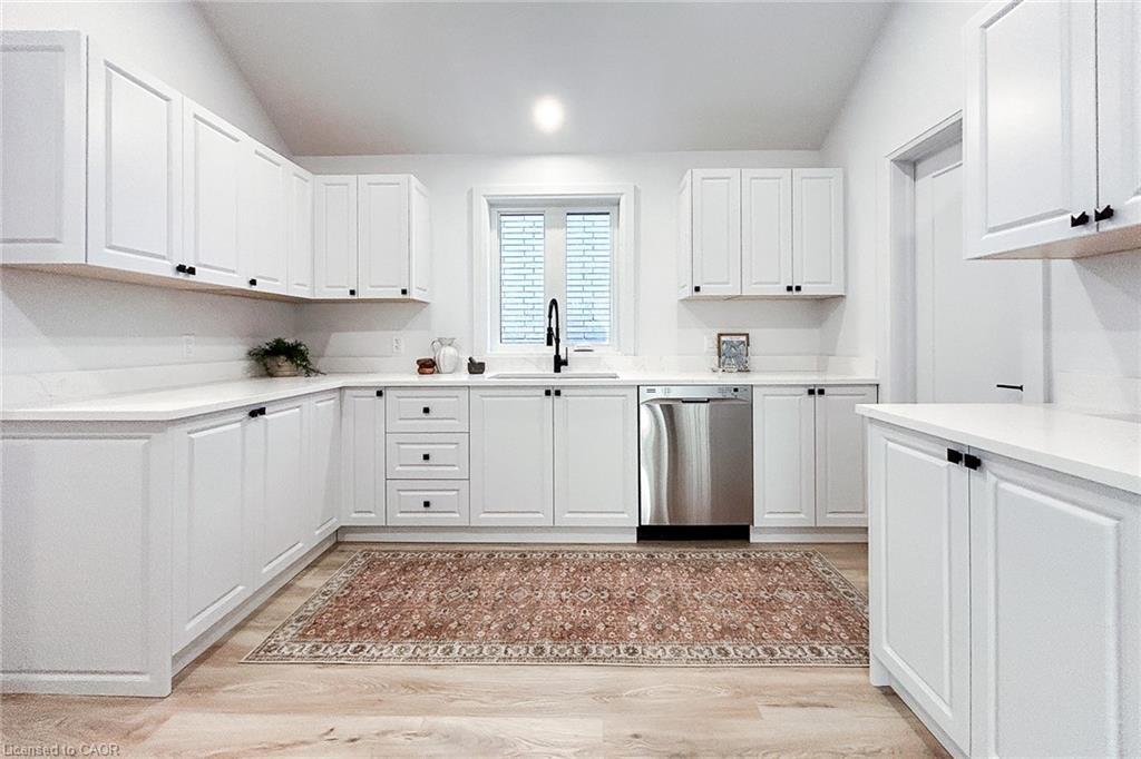 654 West 5Th Street, Hamilton, ON - Indoor Photo Showing Kitchen