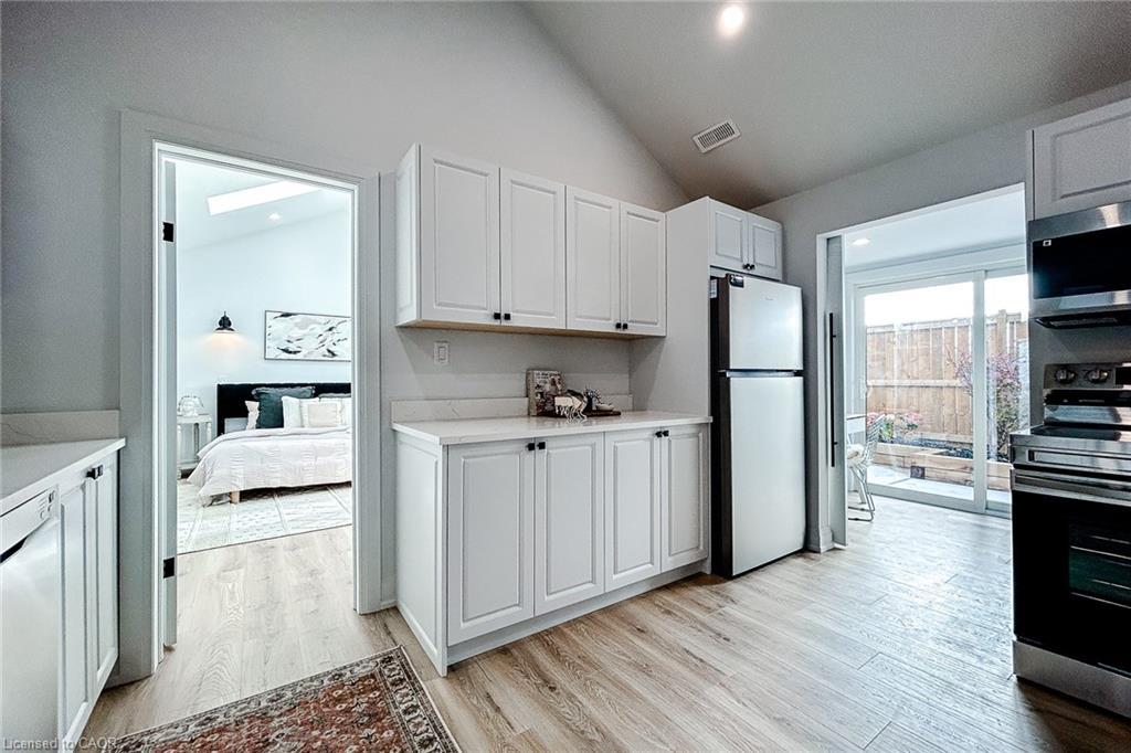 654 West 5Th Street, Hamilton, ON - Indoor Photo Showing Kitchen