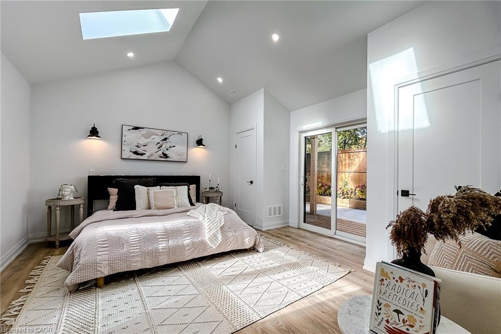 654 West 5Th Street, Hamilton, ON - Indoor Photo Showing Bedroom