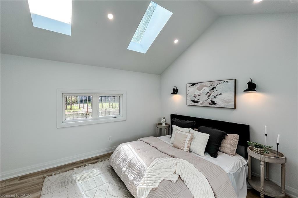 654 West 5Th Street, Hamilton, ON - Indoor Photo Showing Bedroom
