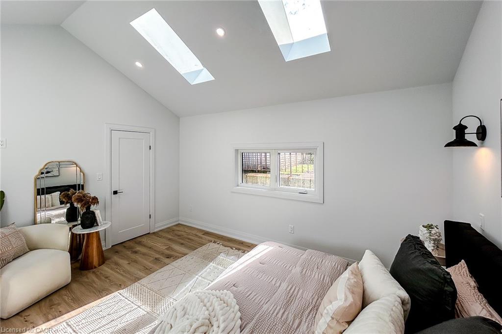 654 West 5Th Street, Hamilton, ON - Indoor Photo Showing Bedroom