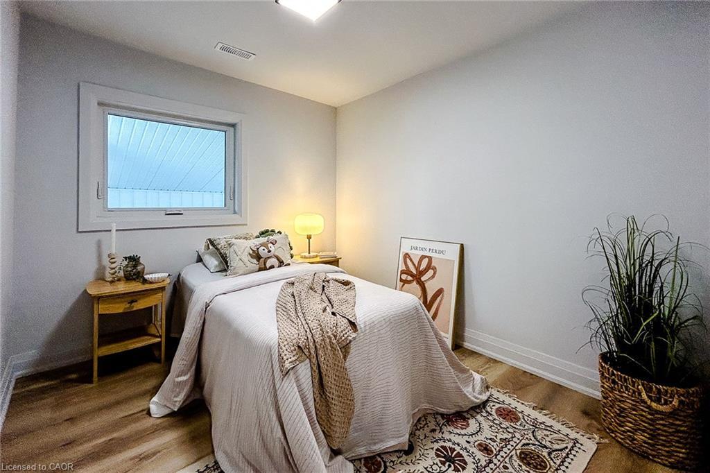 654 West 5Th Street, Hamilton, ON - Indoor Photo Showing Bedroom