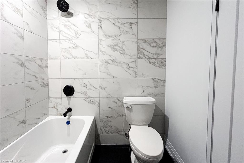 654 West 5Th Street, Hamilton, ON - Indoor Photo Showing Bathroom