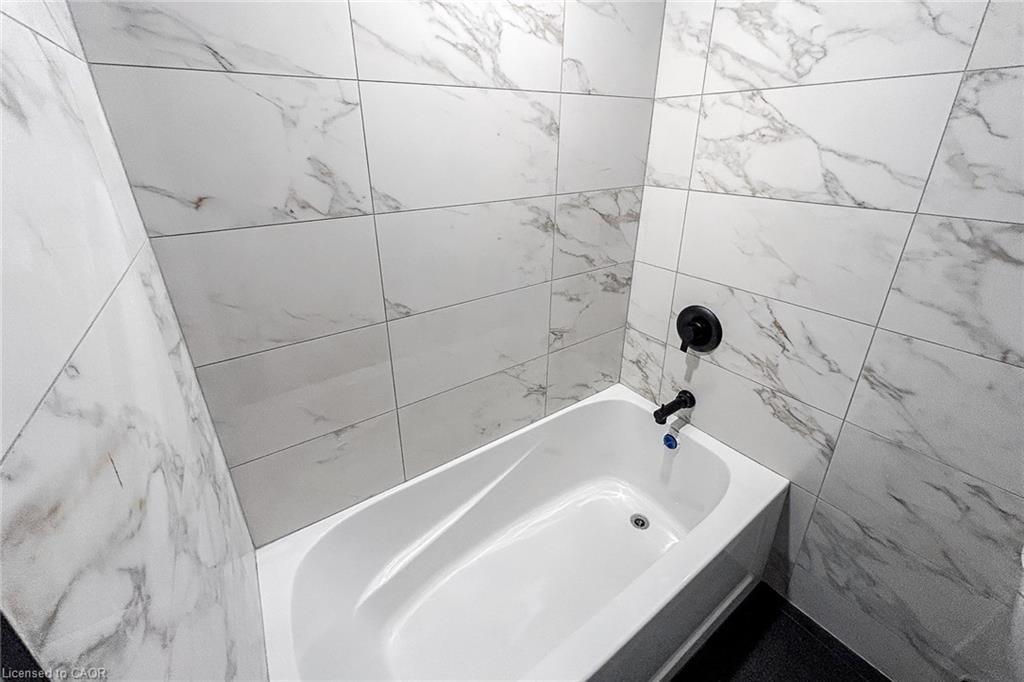 654 West 5Th Street, Hamilton, ON - Indoor Photo Showing Bathroom