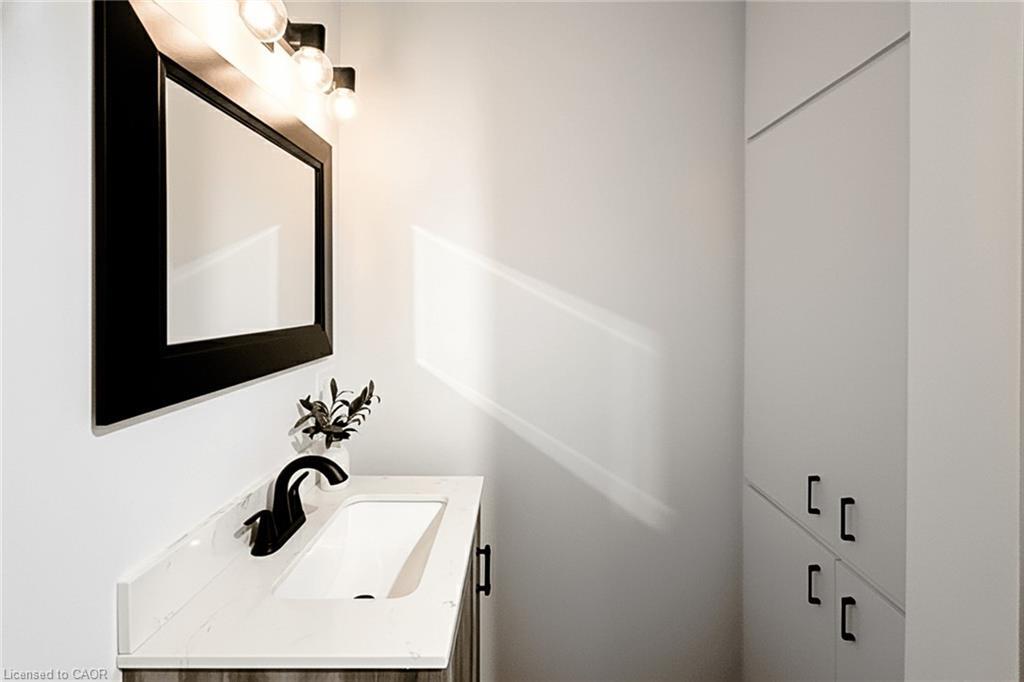 654 West 5Th Street, Hamilton, ON - Indoor Photo Showing Bathroom