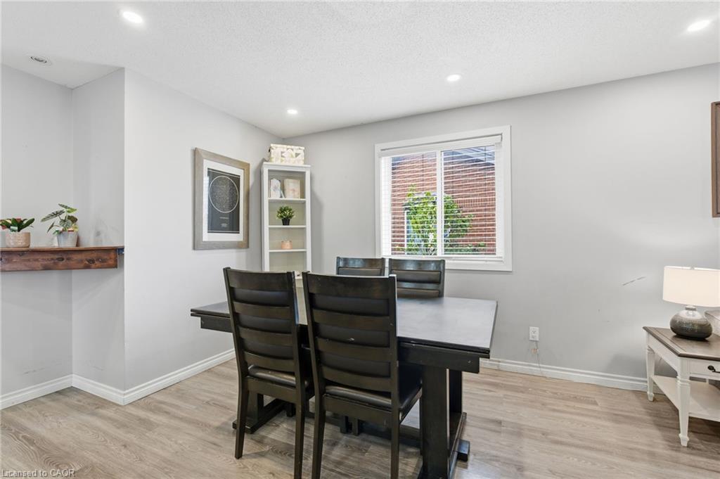 29 Strong Court, Brantford, ON - Indoor Photo Showing Dining Room
