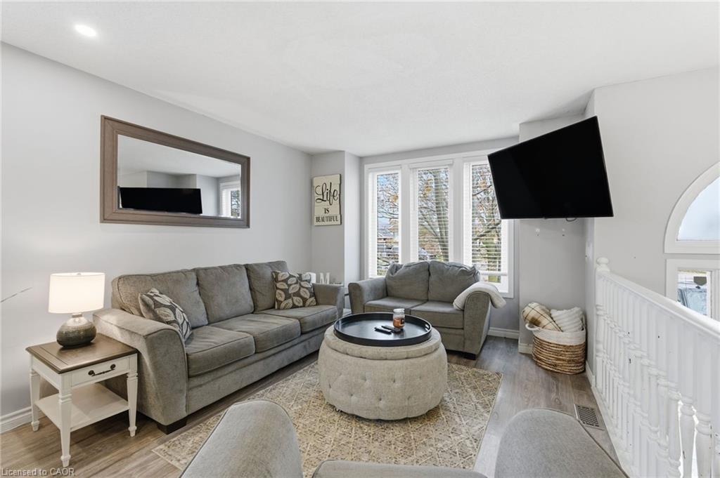 29 Strong Court, Brantford, ON - Indoor Photo Showing Living Room