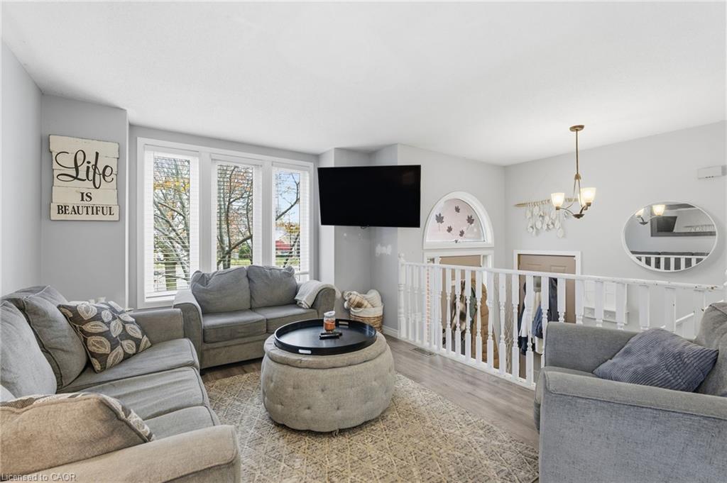 29 Strong Court, Brantford, ON - Indoor Photo Showing Living Room