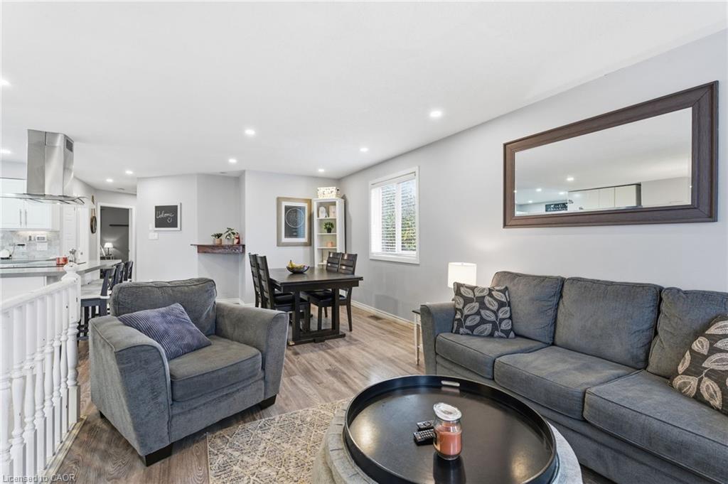 29 Strong Court, Brantford, ON - Indoor Photo Showing Living Room
